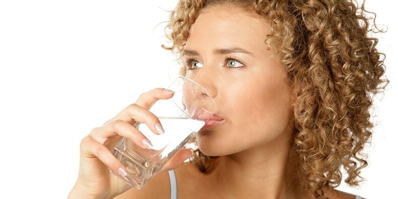 W diecie pitnej oprócz innych płynów należy spożywać 1, 5 litra oczyszczonej wody