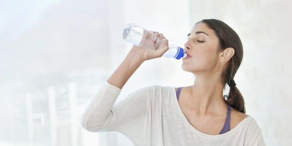 Aby szybko schudnąć, musisz codziennie pić co najmniej 2 litry wody. 