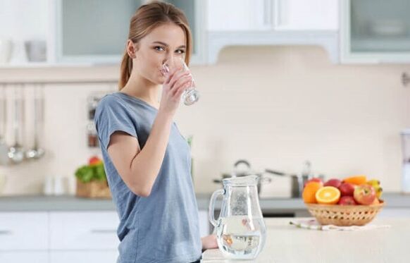 Picie wody przed posiłkami, aby schudnąć na leniwej diecie